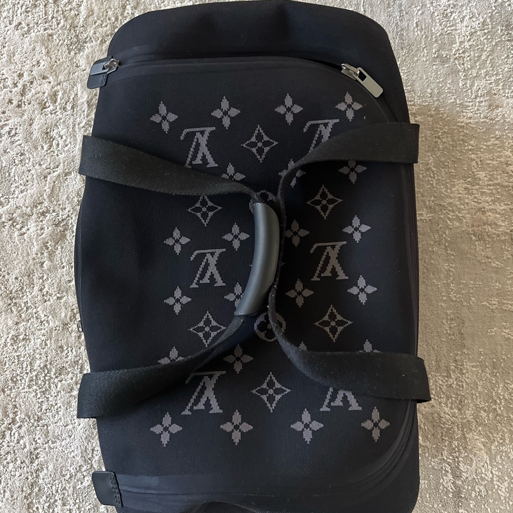 Very lightly used Horizon soft duffel 55 from Louis Vuitton